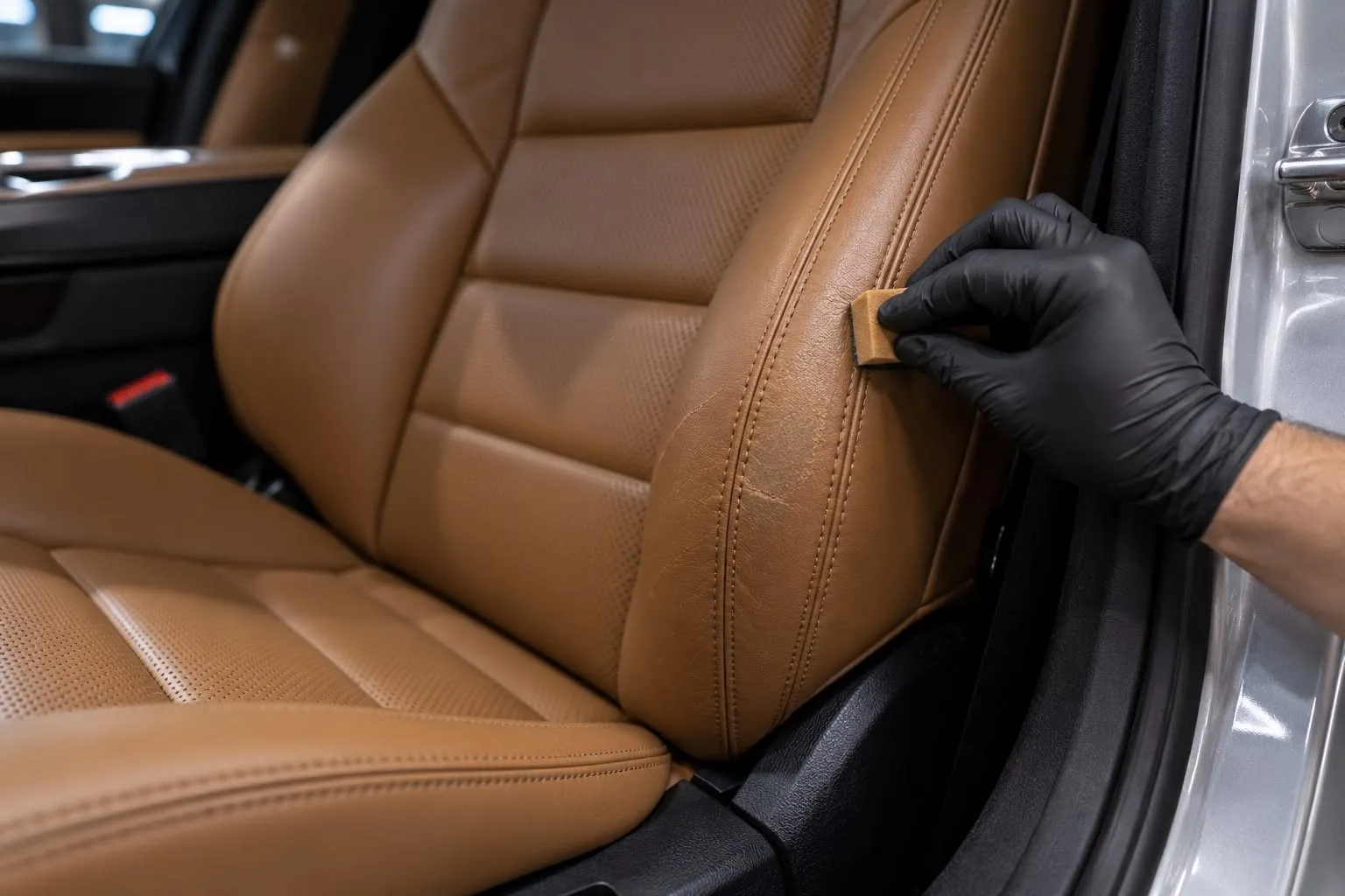 Lederen autostoel wordt met een zachte borstel gereinigd